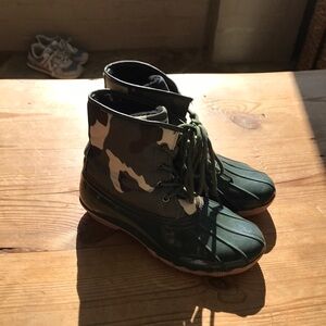 Water proof kids hunting? rain, and snow boots. Great condition.** Barely Worn**